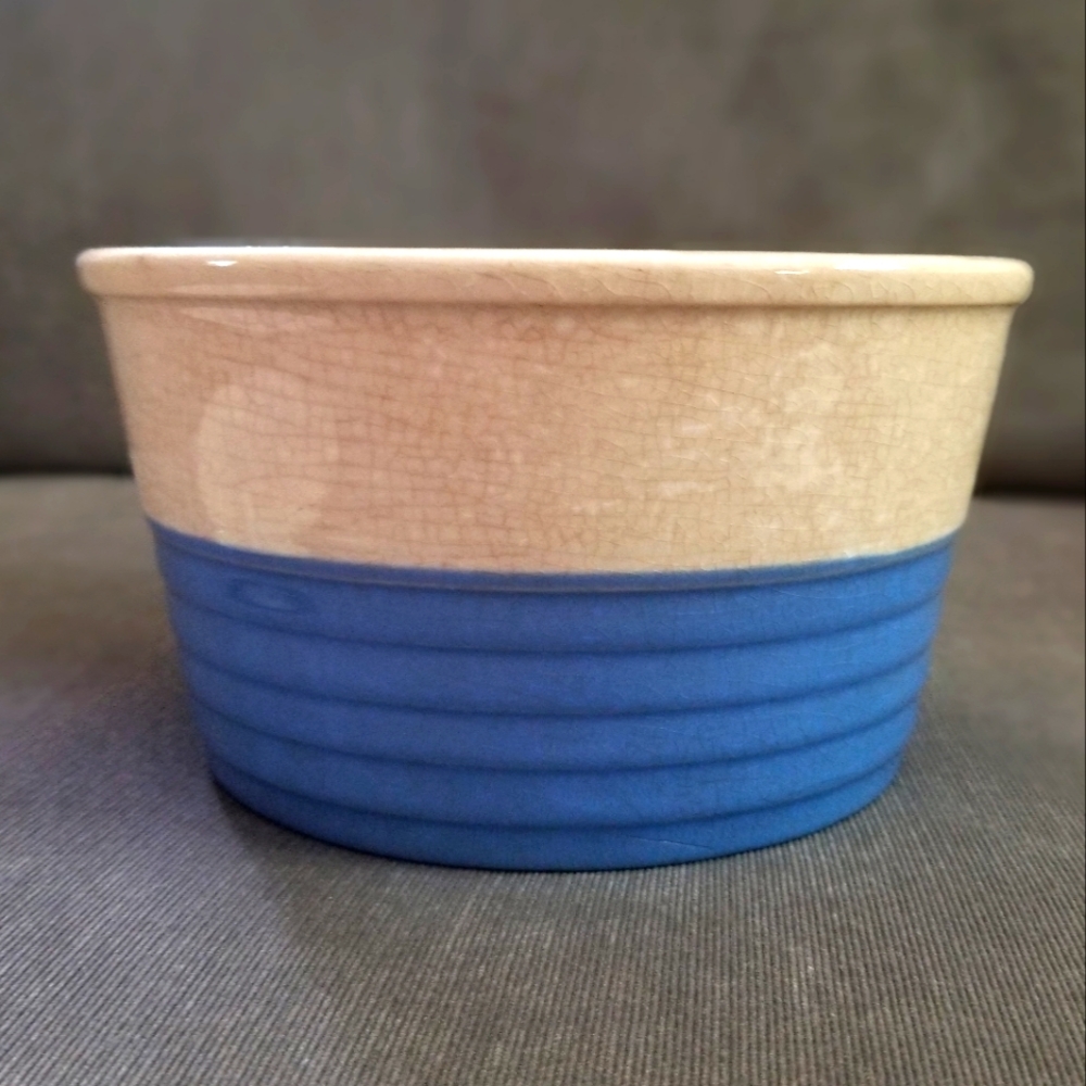 Vintage Universal Potteries  Stoneware.   5 1/2" Bowl Cream & Blue